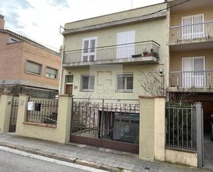 Vista exterior de Casa adosada en venda en Figueres amb Calefacció, Terrassa i Balcó