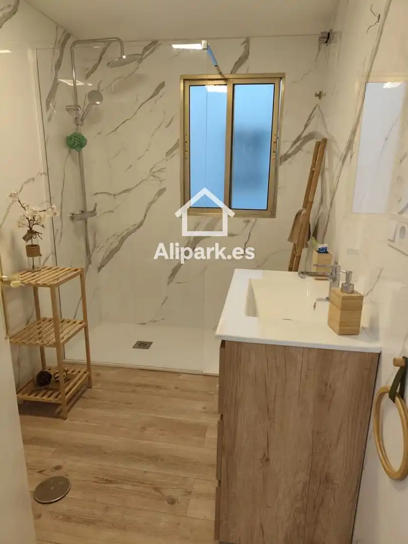 Badezimmer von Wohnung zum Verkauf in Alicante / Alacant mit Klimaanlage, Heizung und Parkett