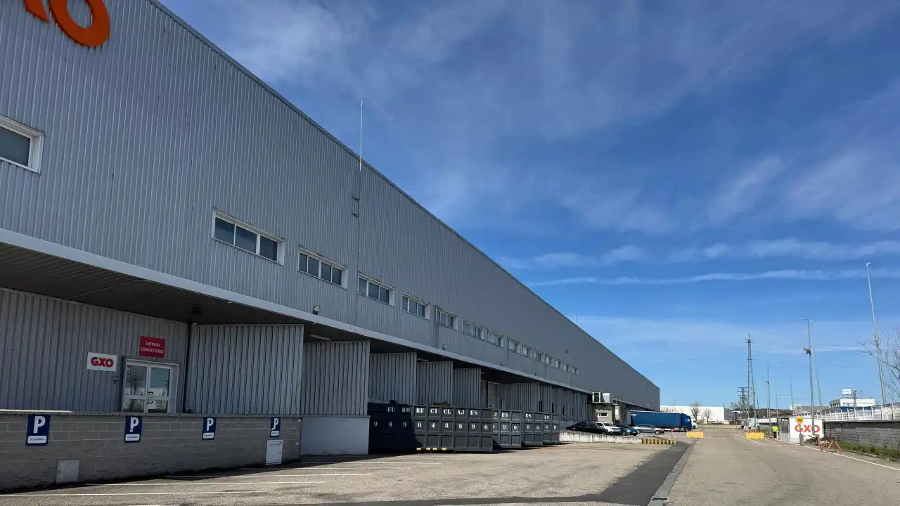 Vista exterior de Nave industrial de alquiler en Alovera