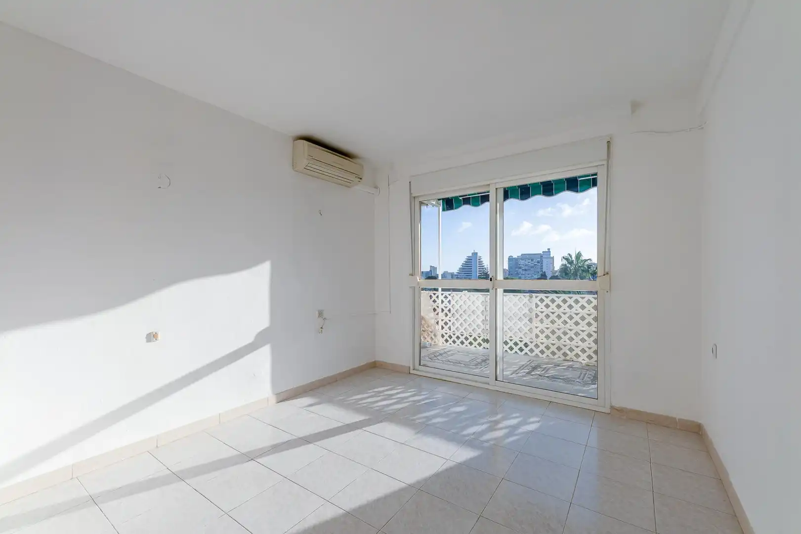 Habitación de Apartamento en venta en Benalmádena con Aire acondicionado, Calefacción y Jardín privado
