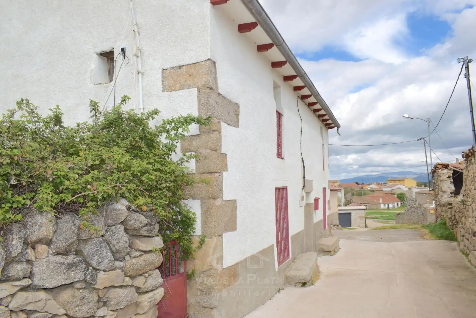 Vista exterior de Casa o xalet en venda en Navamorales amb Calefacció, Terrassa i Traster