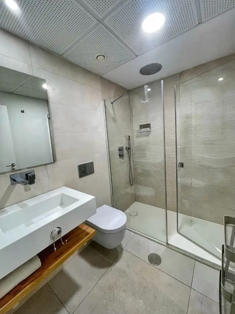 Badezimmer von Wohnung zur Miete in Benahavís mit Klimaanlage, Terrasse und Möbliert