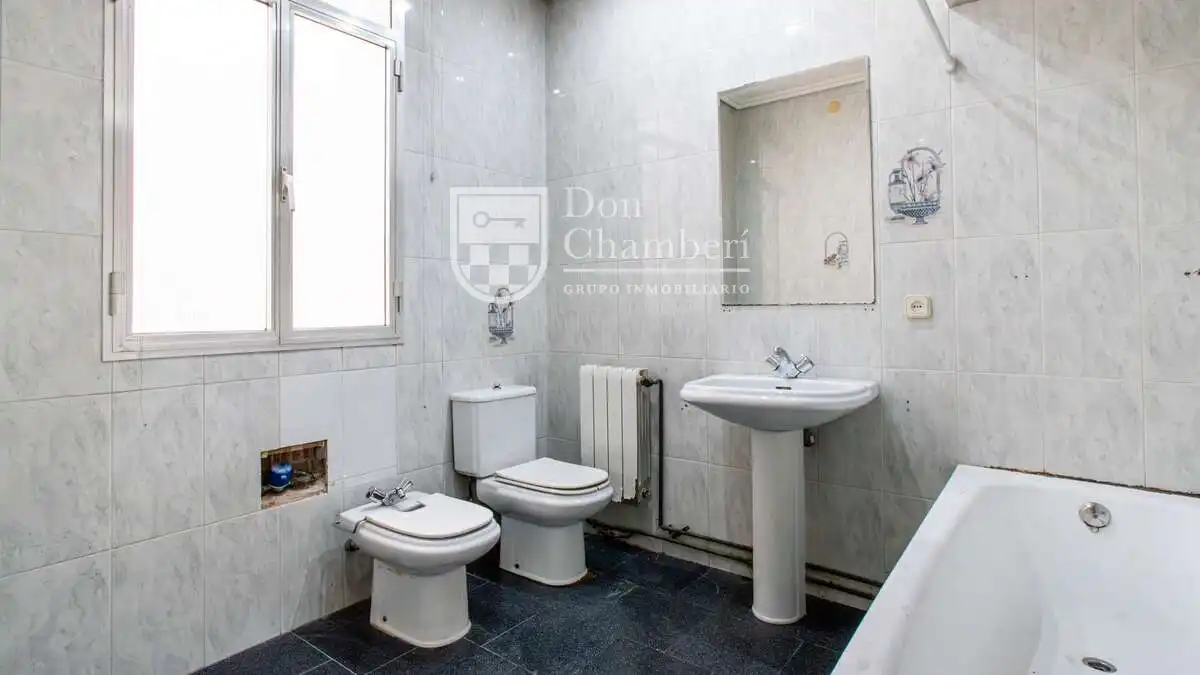 Bathroom of Flat for sale in Madrid  with Heating, Storage room and Balcony