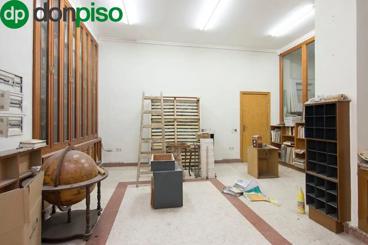 Local en venta en Granada con Amueblado