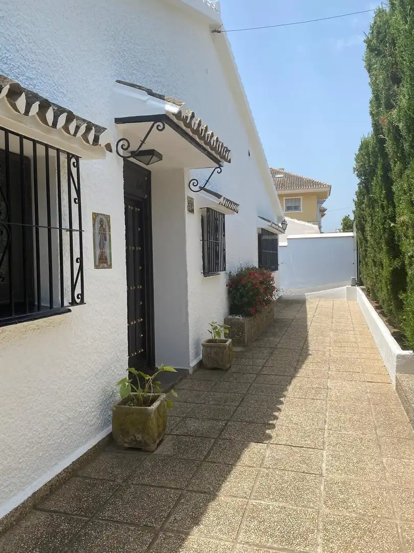 Vista exterior de Casa o chalet en venta en Fuengirola con Aire acondicionado, Jardín privado y Trastero