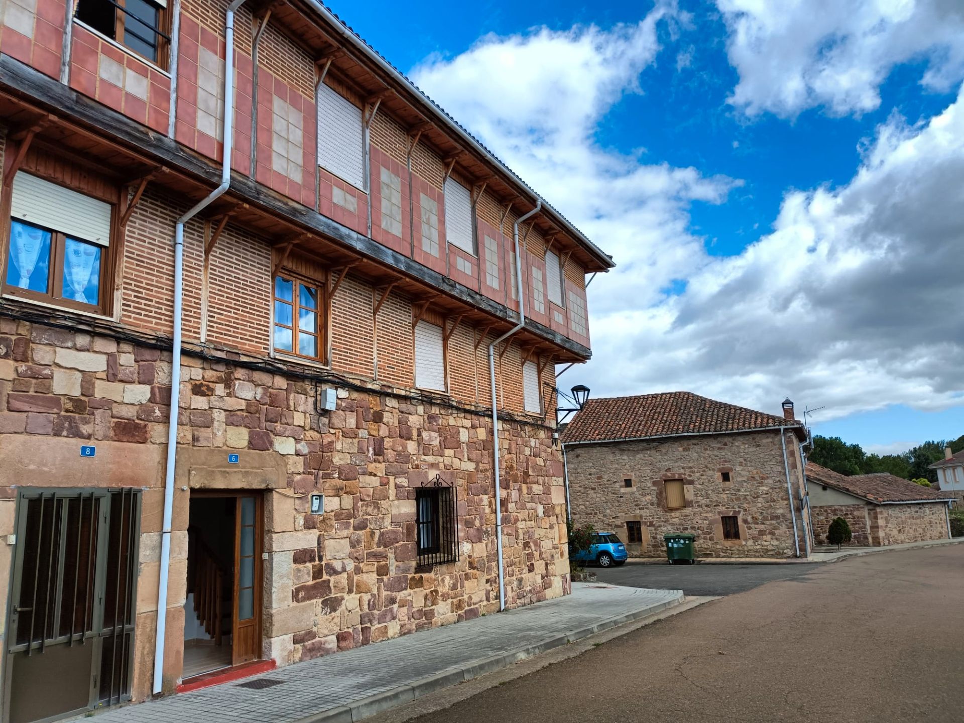 Vista exterior de Casa adosada en venda en Salinas de Pisuerga amb Traster i Forn