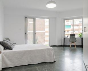 Dormitori de Apartament per a compartir en Castellón de la Plana / Castelló de la Plana amb Moblat, Forn i Balcó