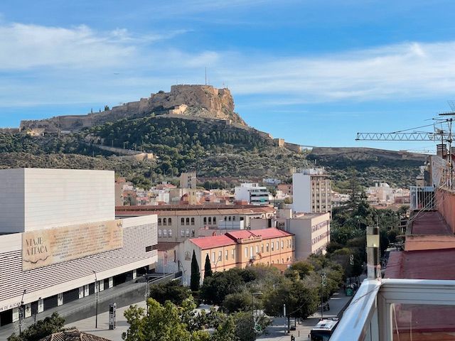 Vista exterior de Àtic en venda en Alicante / Alacant amb Aire condicionat, Calefacció i Terrassa