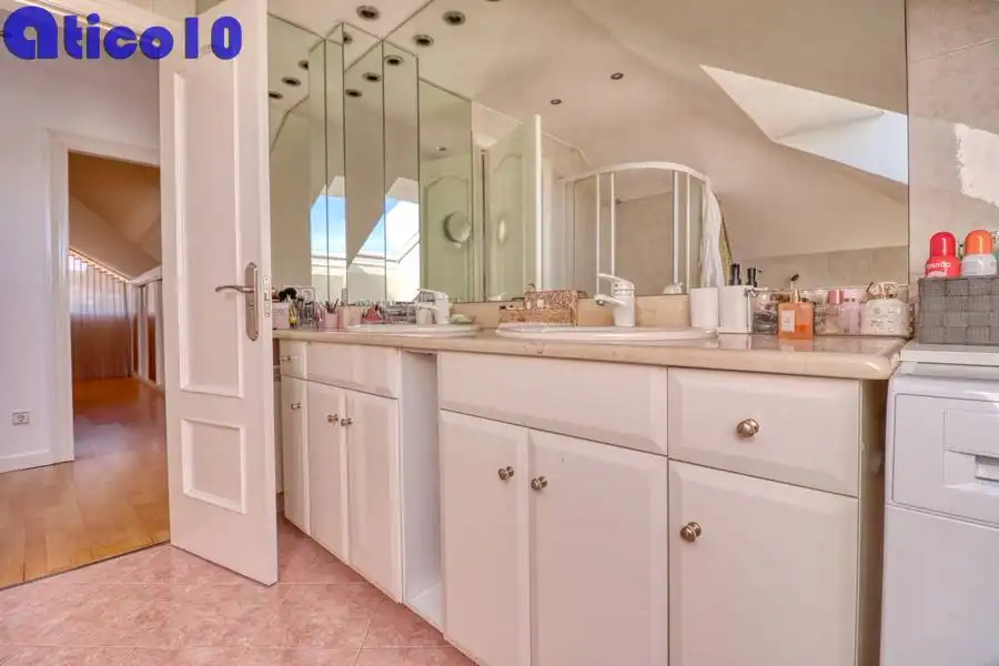 Baño de Casa o chalet en venta en Gijón  con Calefacción, Jardín privado y Parquet