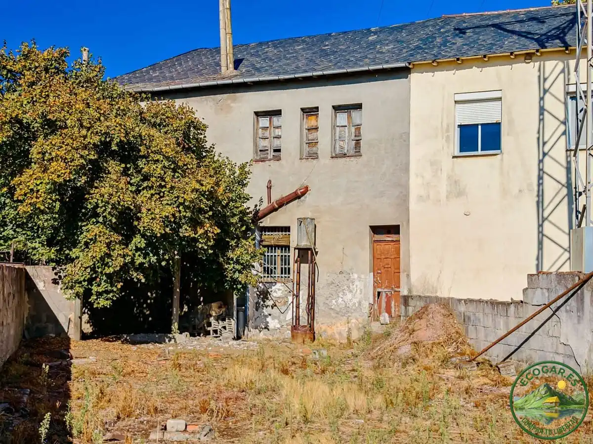 Casa adosada en venda a Compostilla - Columbrianos
