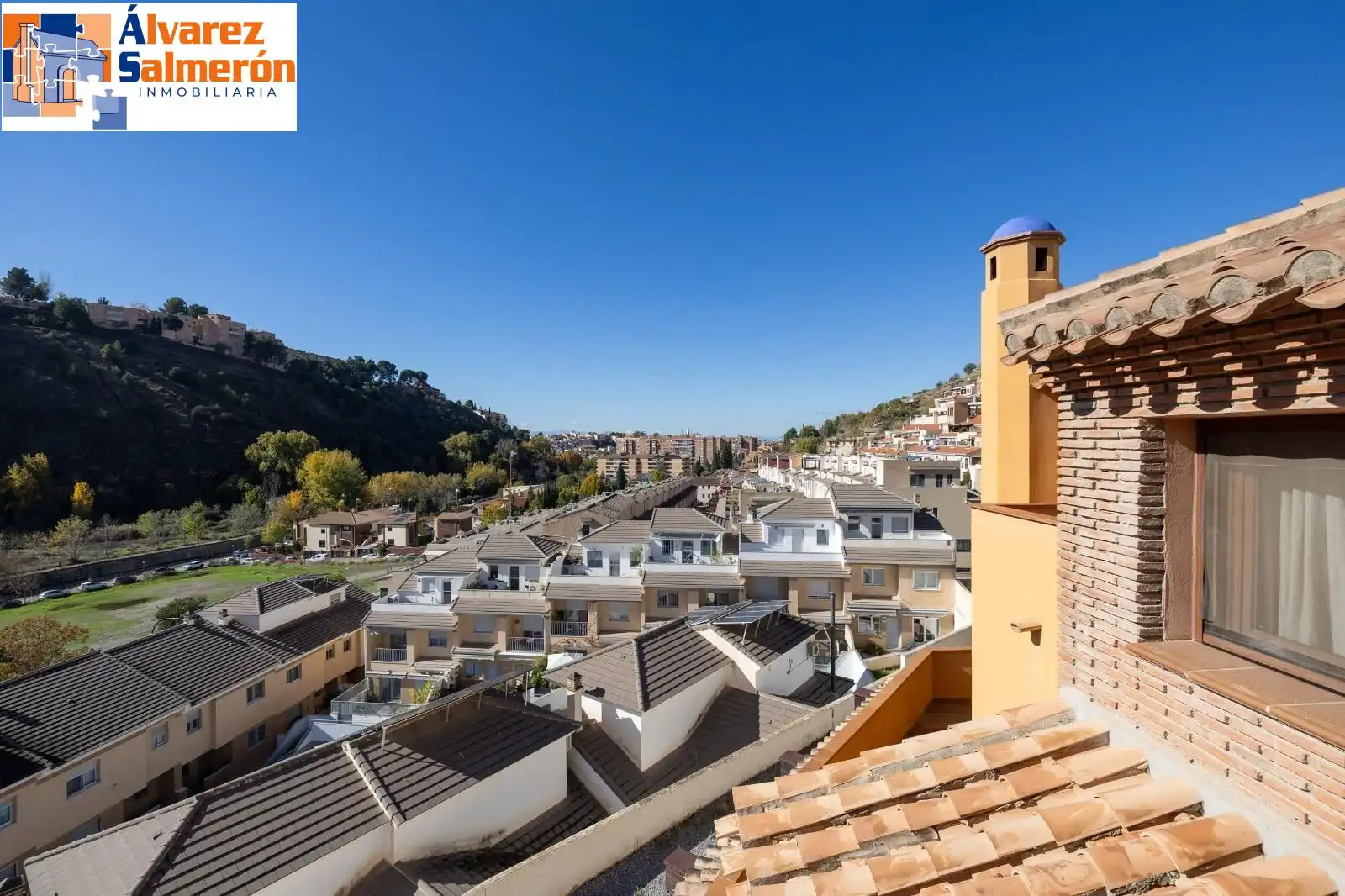 Vista exterior de Casa adosada en venta en Granada con Aire acondicionado, Calefacción y Terraza
