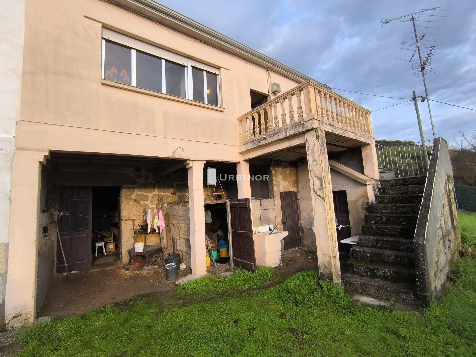 Vista exterior de Casa o xalet en venda en Cenlle amb Jardí privat
