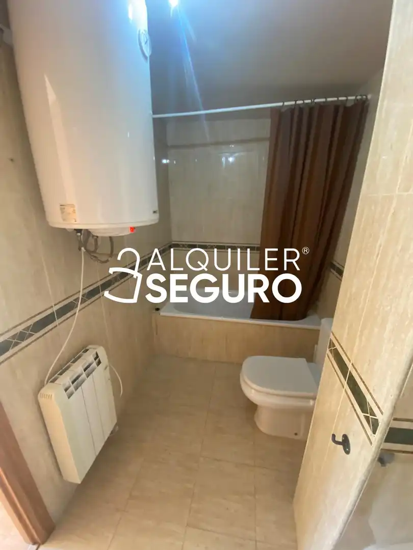 Baño de Piso de alquiler en Chiloeches con Calefacción y Amueblado