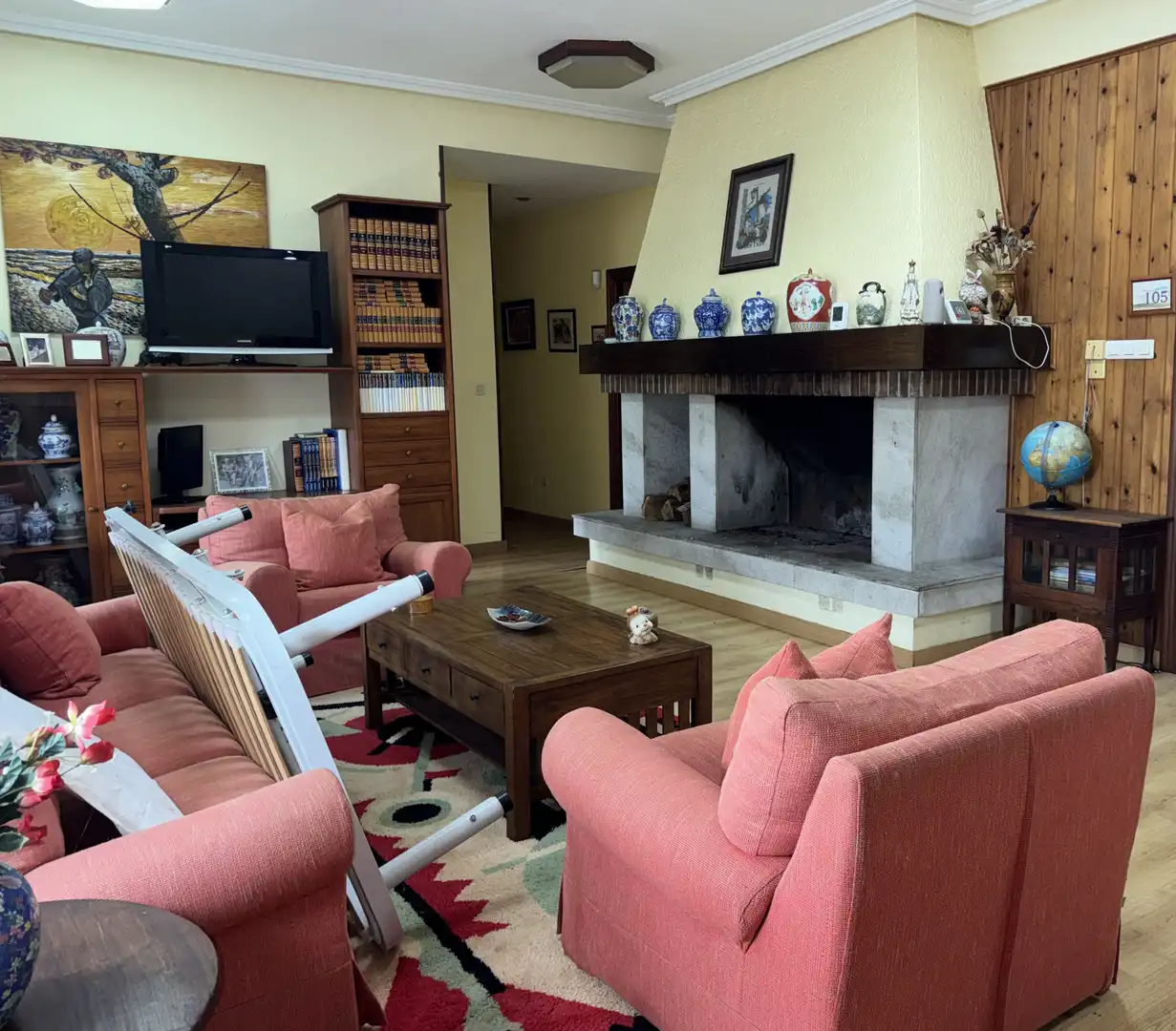 Sala d'estar de Casa o xalet en venda en Castrillón amb Calefacció, Jardí privat i Parquet