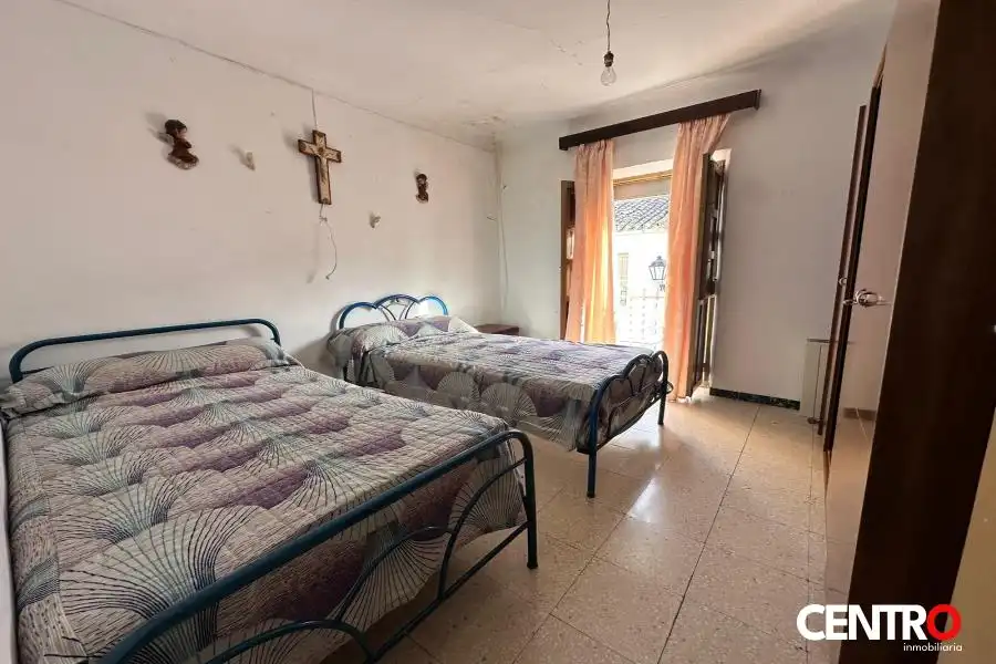 Dormitori de Casa o xalet en venda en Guadahortuna amb Jardí privat