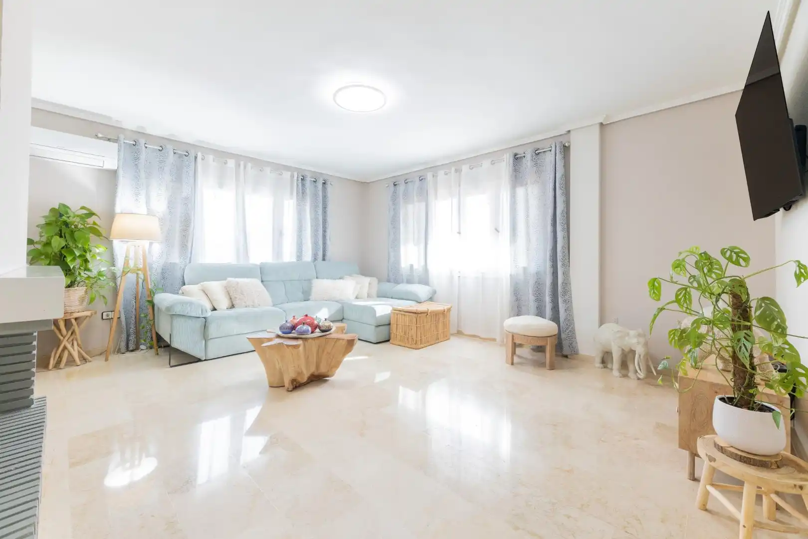 Sala d'estar de Casa o xalet en venda en Requena amb Jardí privat, Terrassa i Piscina