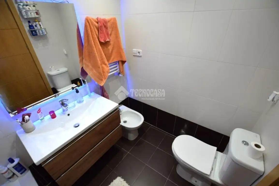 Baño de Piso en venta en Fuenlabrada con Aire acondicionado, Calefacción y Piscina comunitaria