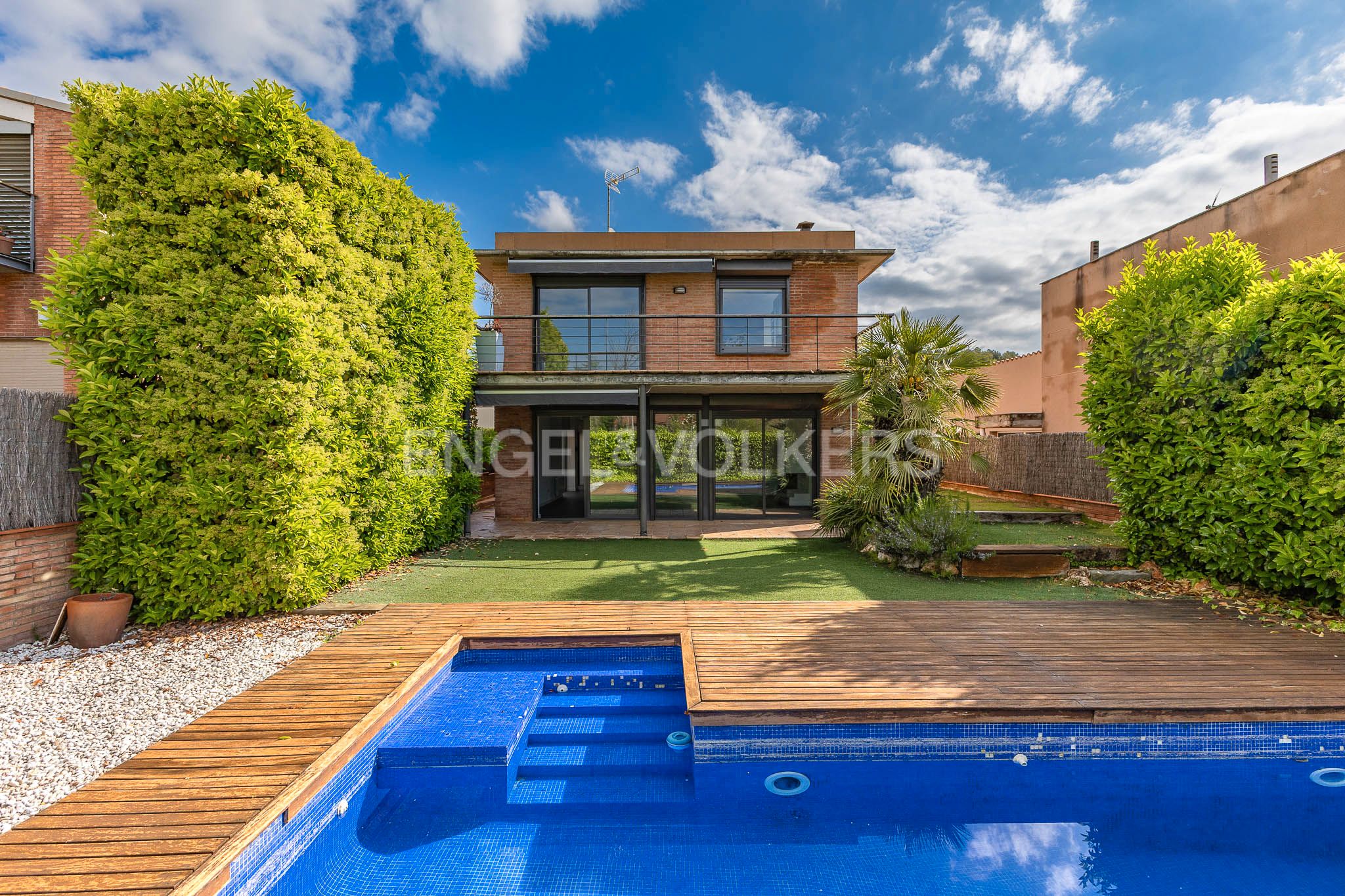 Vista exterior de Casa o xalet en venda en Matadepera amb Aire condicionat, Calefacció i Jardí privat
