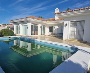 Vista exterior de Casa o xalet de lloguer en Benahavís amb Aire condicionat i Piscina