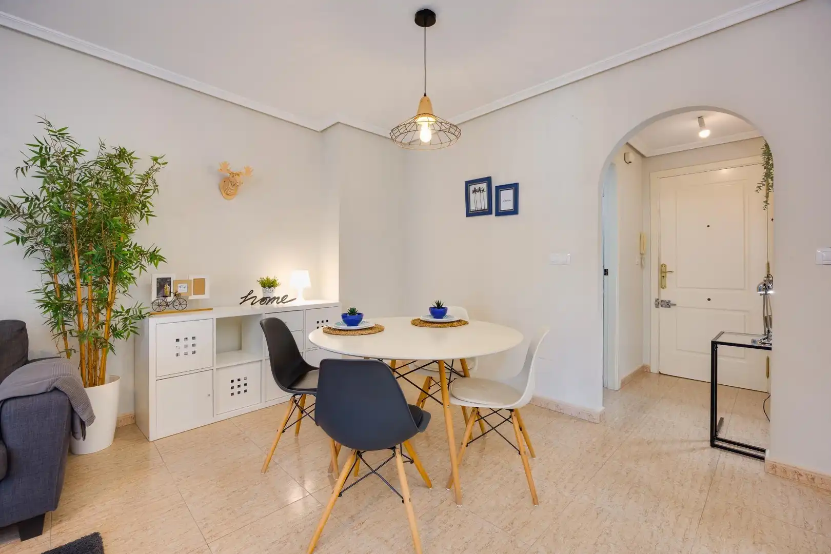 Menjador de Apartament en venda en Torrevieja amb Aire condicionat, Terrassa i Moblat