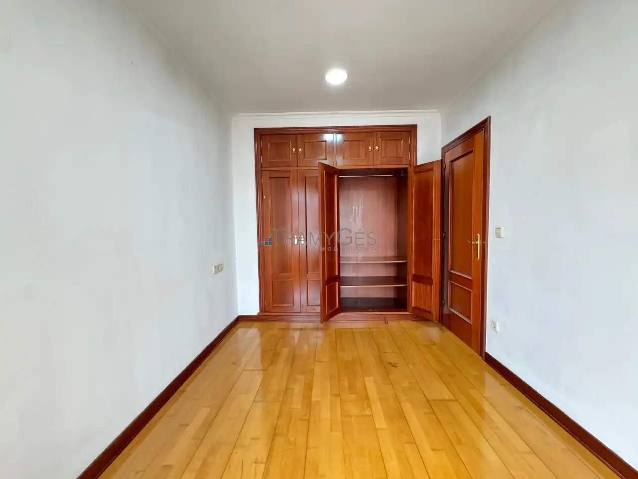 Dormitori de Apartament en venda en Vigo  amb Calefacció, Parquet i Traster