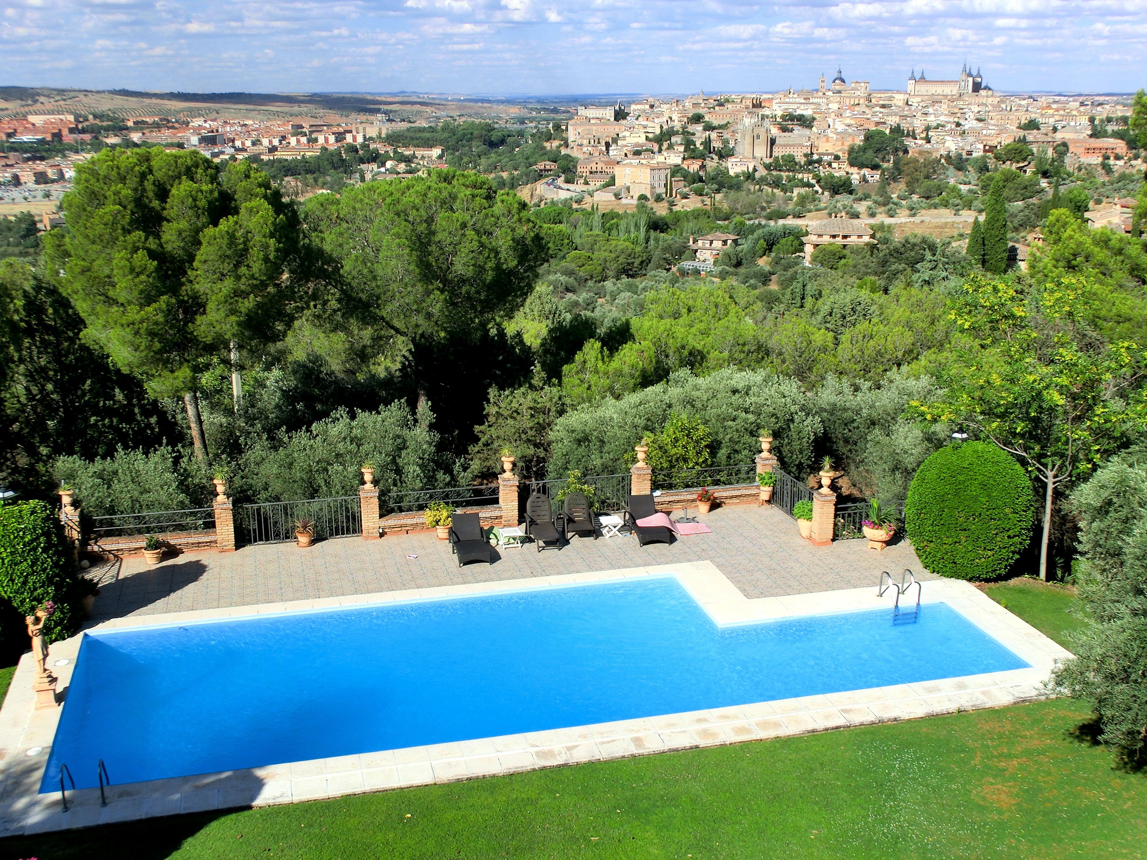 Piscina de Casa o xalet en venda en  Toledo Capital amb Aire condicionat, Calefacció i Jardí privat