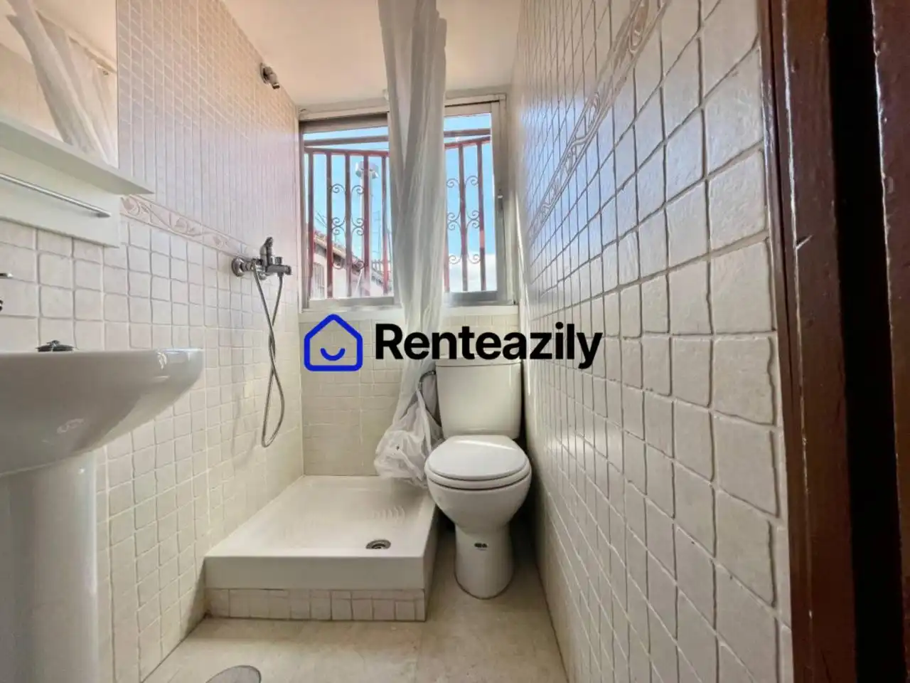 Bany de Apartament de lloguer en Madrid amb Aire condicionat, Moblat i Rentadora