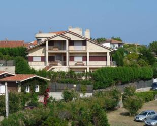 Vista exterior de Casa o xalet en venda en Oviedo  amb Jardí privat, Terrassa i Piscina