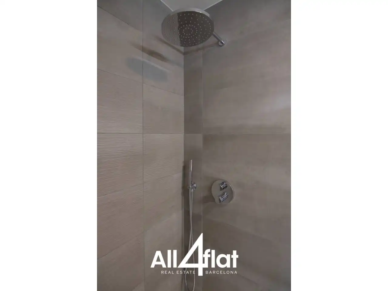 Badezimmer von Wohnung zur Miete in Barcelona mit Klimaanlage, Heizung und Parkett