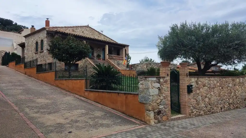 Vista exterior de Casa o xalet en venda en Masarac i Vilarnadal amb Aire condicionat, Calefacció i Jardí privat