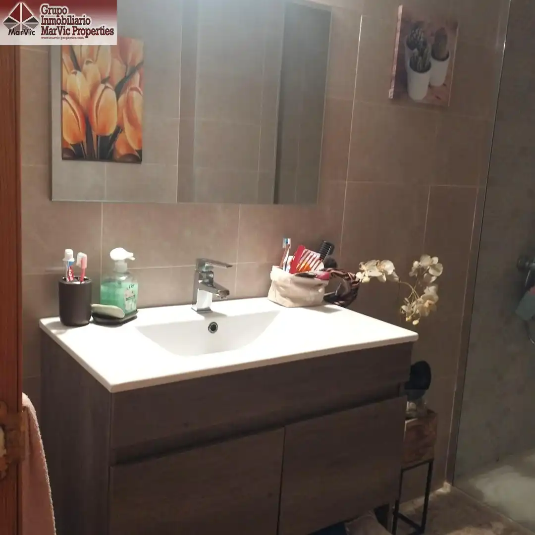 Baño de Apartamento en venta en Benidorm con Jardín privado, Amueblado y Piscina comunitaria