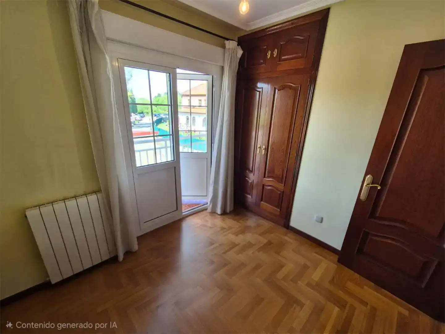 Habitación de Casa adosada en venta en Oviedo  con Parquet y Balcón
