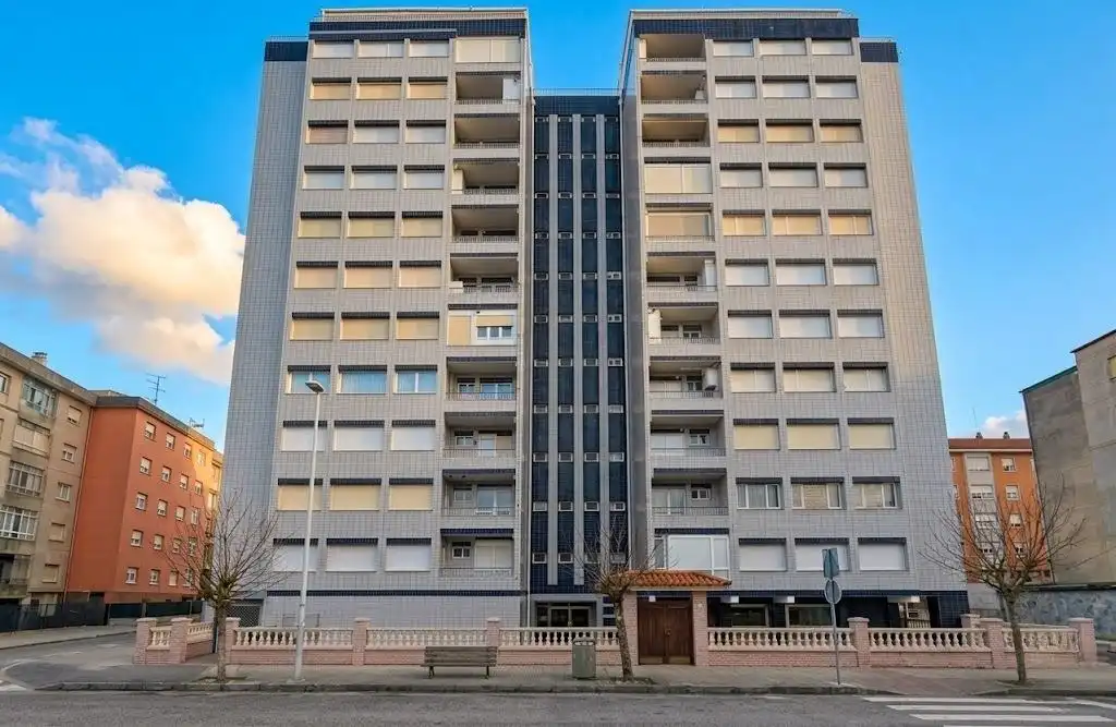 Außenansicht von Wohnung zum Verkauf in Laredo mit Balkon und Gemeinschaftspool