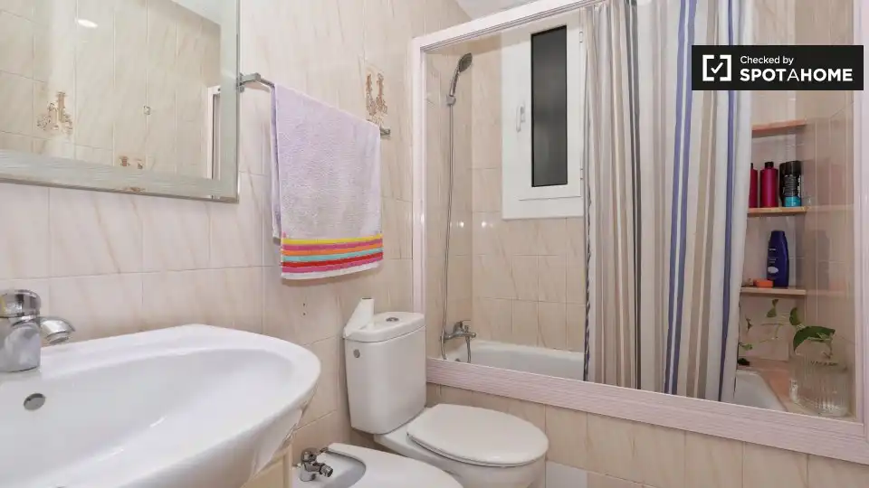 Baño de Piso de alquiler en Barcelona con Aire acondicionado, Calefacción y Amueblado