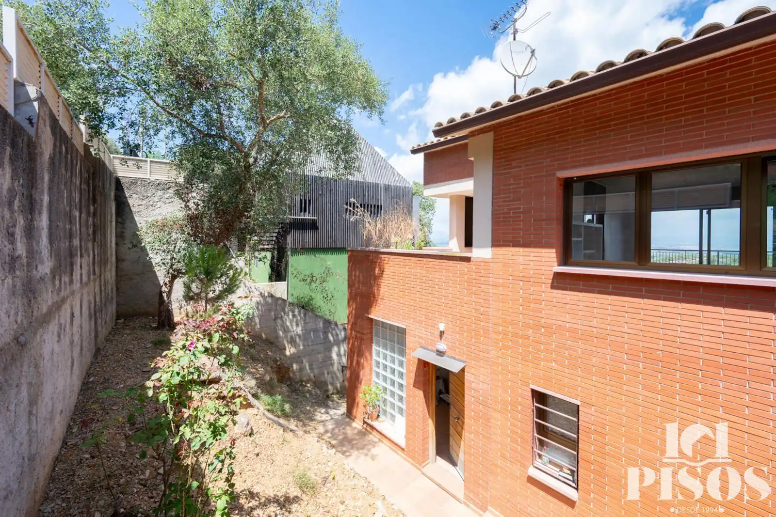 Vista exterior de Casa o xalet en venda en Población de Arroyo amb Aire condicionat, Calefacció i Jardí privat