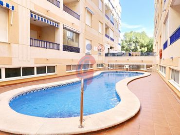 Appartement compact avec piscine à vendre à Calle Giner de los Ríos 29