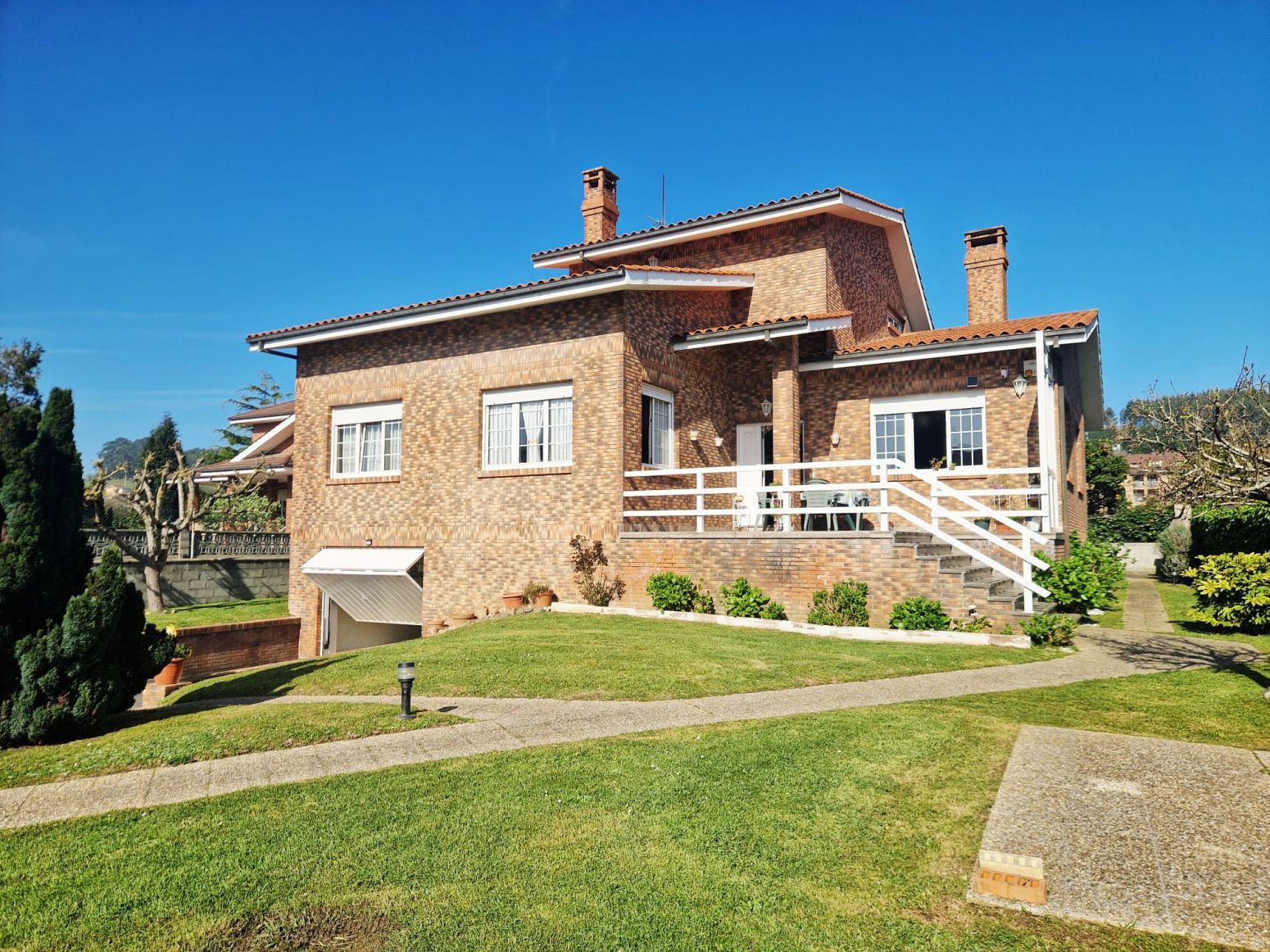 Vista exterior de Casa o xalet en venda en Castrillón amb Calefacció, Terrassa i Traster