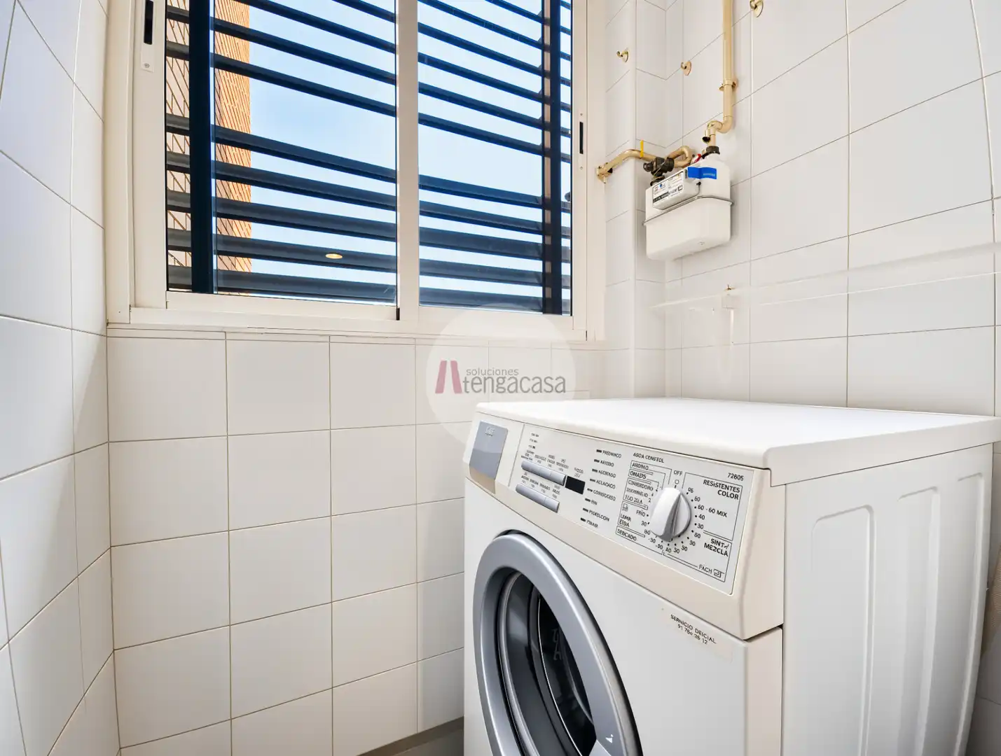 Bathroom of Attic for rent in Pozuelo de Alarcón  with Air Conditioner, Heating and Parquet flooring