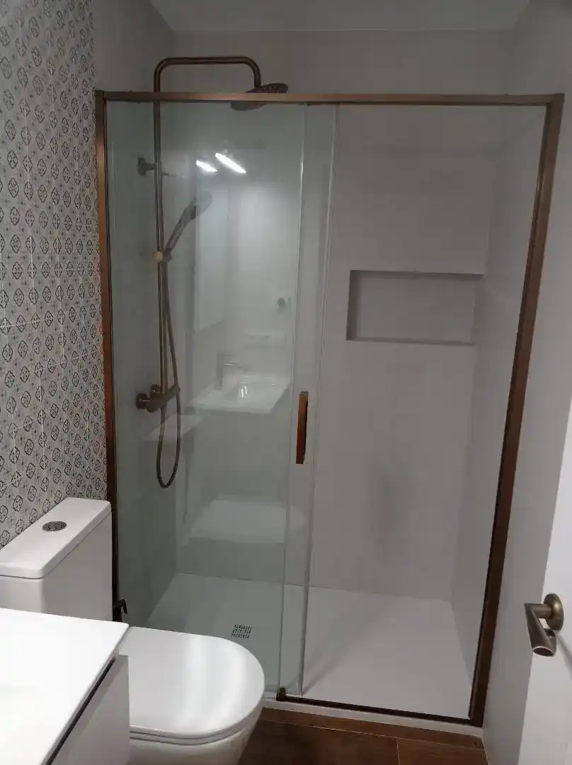 Badezimmer von Erdgeschoss zur Miete in Sevilla mit Parkett, Abstellraum und Schwimmbad