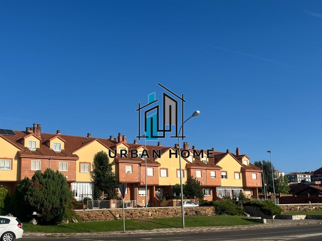 Vista exterior de Casa o xalet en venda en Villaquilambre amb Calefacció, Terrassa i Traster