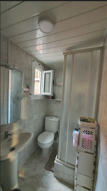 Badezimmer von Wohnungen zum Verkauf in L'Hospitalet de Llobregat mit Möbliert, Ofen und Waschmaschine