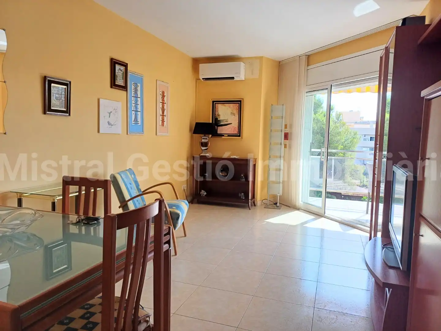 Wohnzimmer von Dachboden zum Verkauf in Calafell mit Klimaanlage, Terrasse und Abstellraum