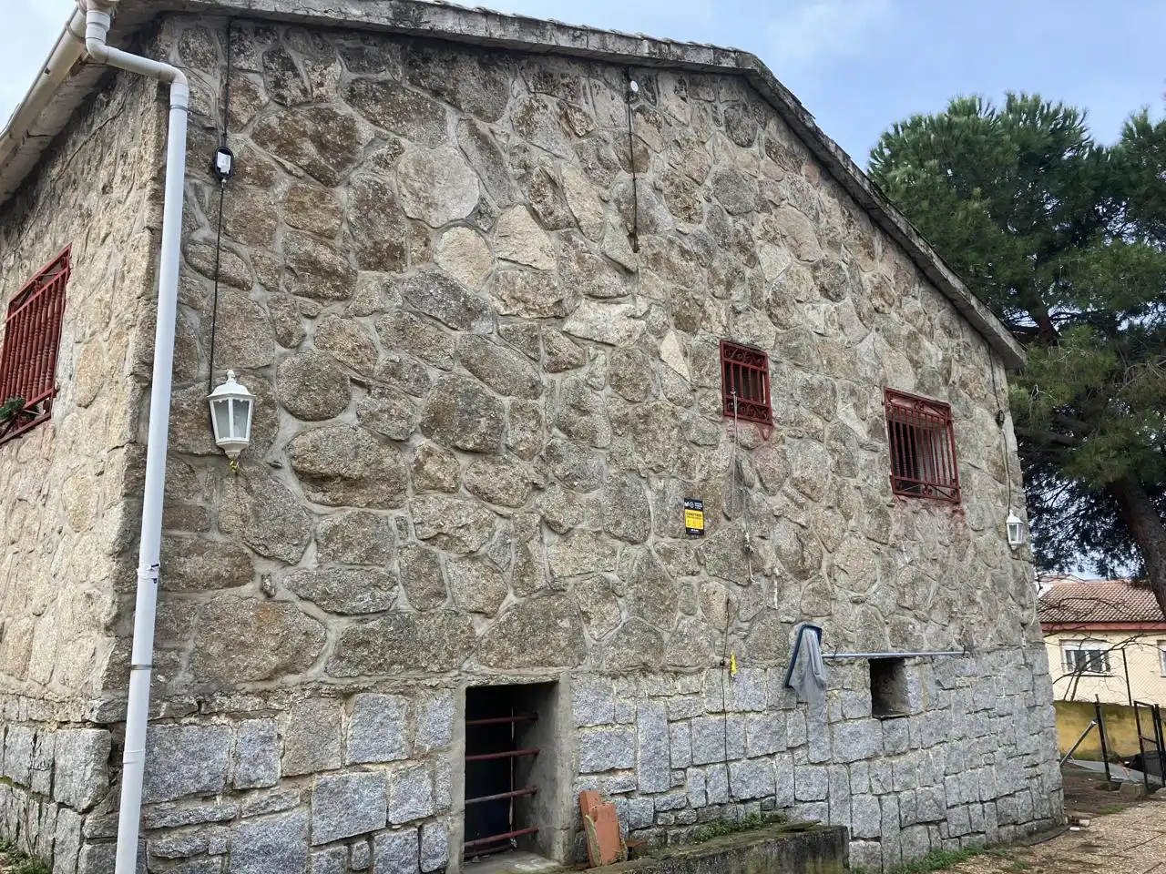 Vista exterior de Casa o xalet en venda en Pelayos de la Presa amb Jardí privat, Terrassa i Piscina