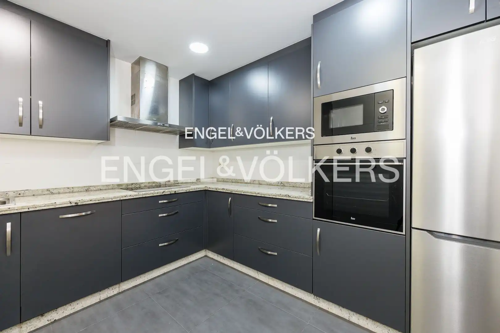 Cocina de Piso en venta en Vigo  con Calefacción, Terraza y Balcón