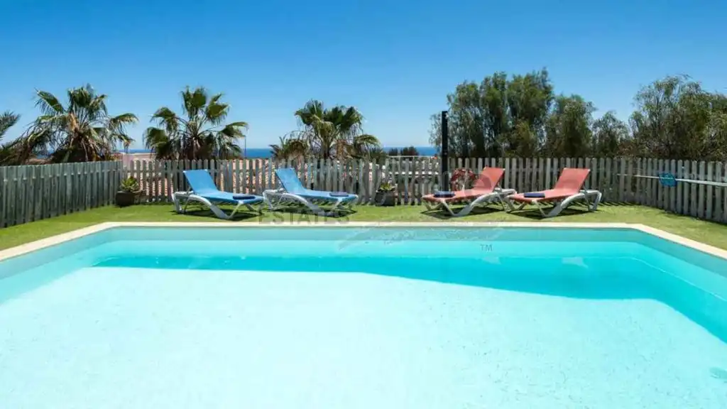 Piscina de Casa o xalet en venda en La Oliva