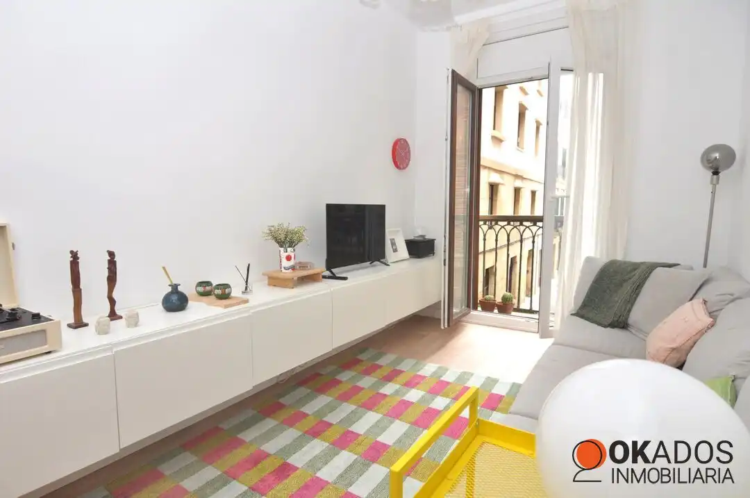 Sala d'estar de Pis en venda en Donostia - San Sebastián  amb Balcó