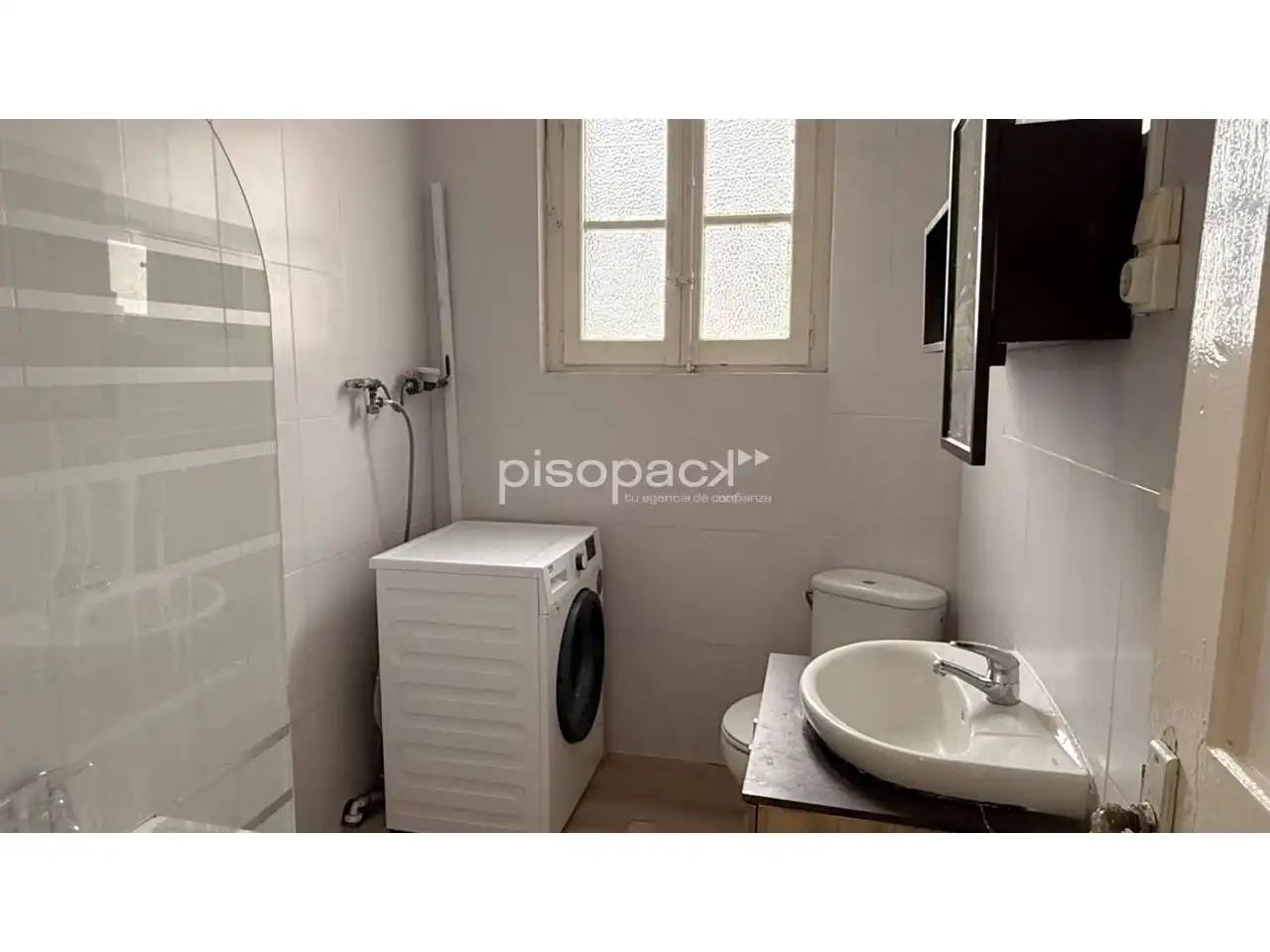 Bany de Pis en venda en  Pamplona / Iruña amb Parquet, Terrassa i Alarma