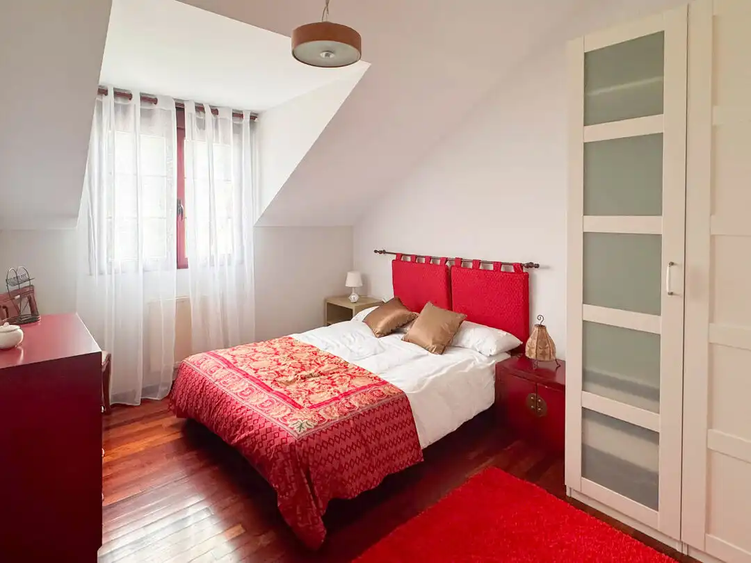 Schlafzimmer von Dachboden zur Miete in Entrambasaguas mit Heizung, Terrasse und Schwimmbad