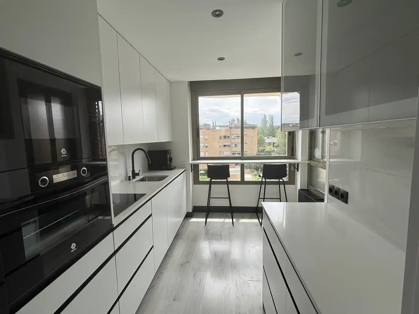 Cuina de Àtic en venda en Las Rozas de Madrid amb Aire condicionat, Jardí privat i Parquet