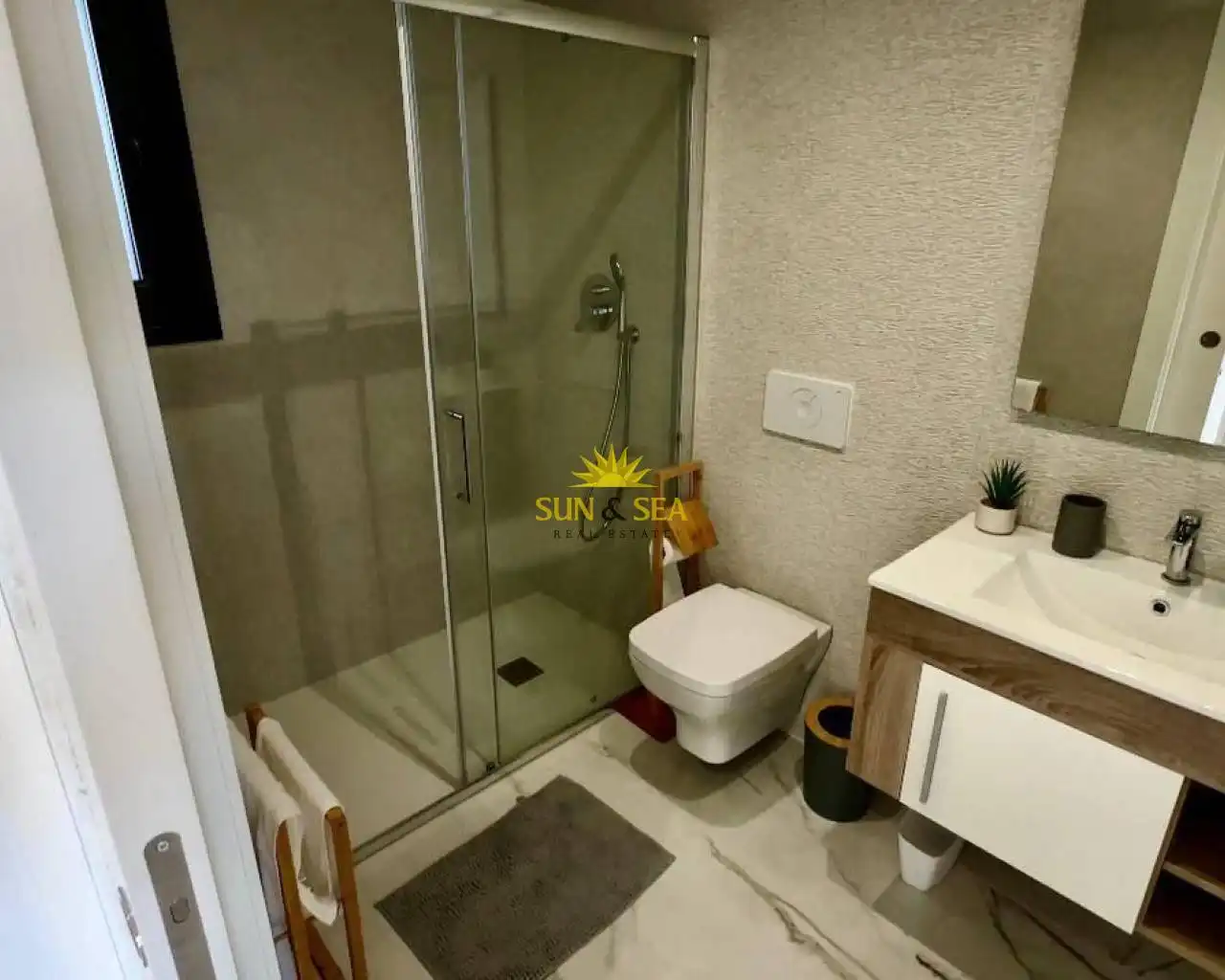 Bany de Apartament de lloguer en Torrevieja amb Aire condicionat, Calefacció i Piscina